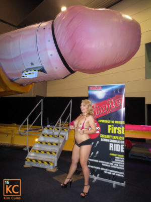 KimCums-knipperend-Sexpo-Shafter-Ride_114410.jpg