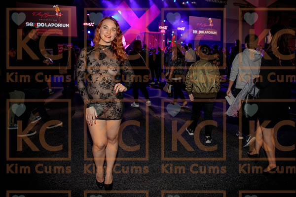 Kim Cums：纯粹的千叶纹身连衣裙