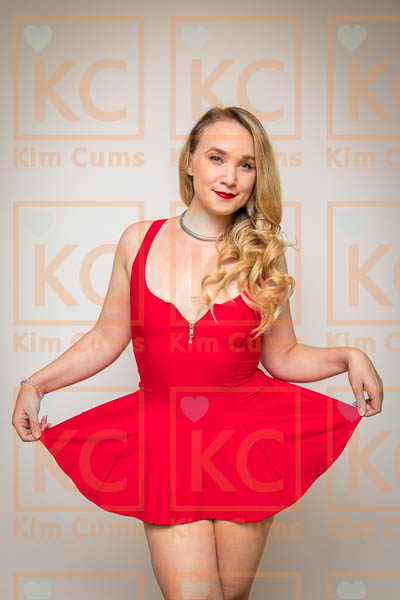 Kim Cums: Sizzling Red Minivestido