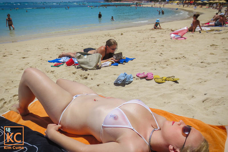 Kim Cums: WW Sheer Bikini ann an Hawaii