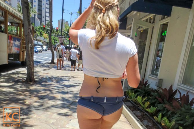 Kim Cums: micro-shorts pubblici alle Hawaii