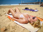Tihi atu i runga i te Manly Beach White Bikini