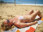 Tihi atu i runga i te Manly Beach White Bikini