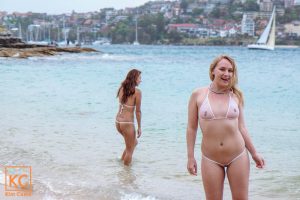 Kim Cums: Iført Sheer Micro-bikini