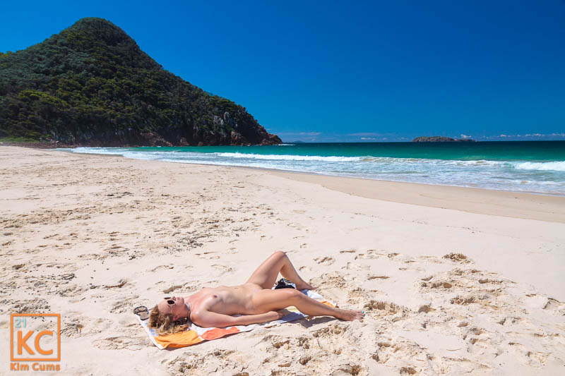 Kim Cums: Nude a ’gabhail na grèine air Tràigh Aussie