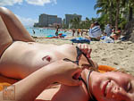 Bikini Mogall ar Waikiki Topless Pierced siní