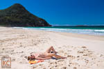 澳大利亚海滩荡妇的裸体日光浴