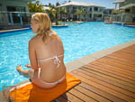 Thong bikini ann an Resort Pool