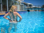 ʻO Thong bikini i loko o ka Pool Pool