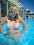 Thong bikini ann an Resort Pool