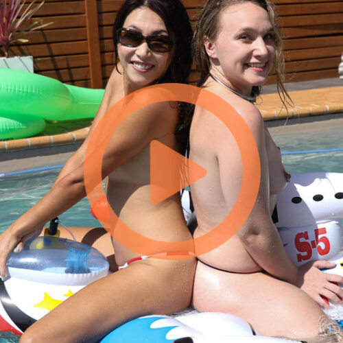 Kim viene: divertimento gonfiabile in una festa in piscina in topless