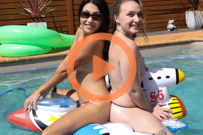 Kim Cums：裸照泳池派对充气乐趣