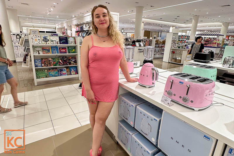 Kim Cums: Roze Bimbo - Winkelen
